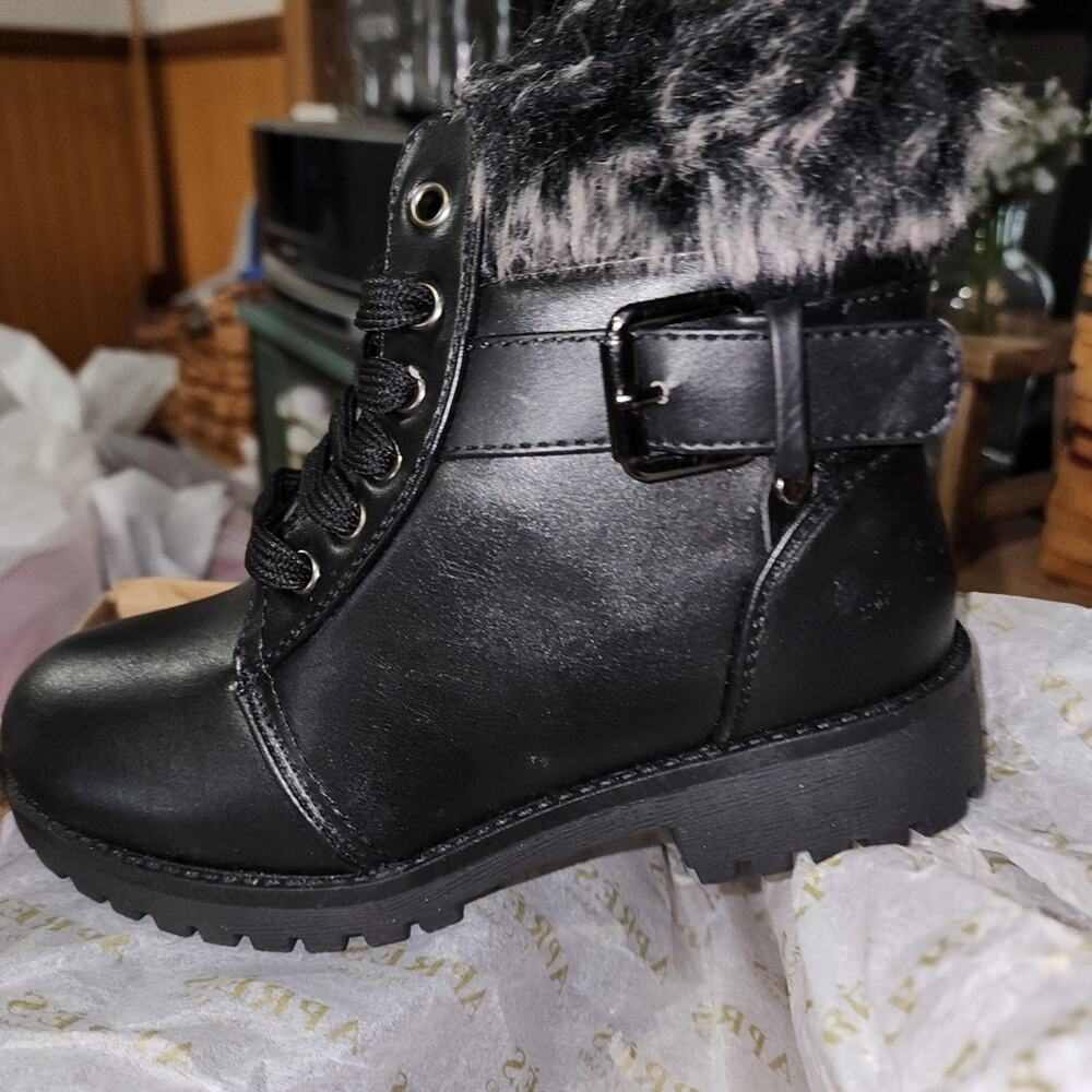 LAMO NWT GIRLS 1C. PARK CITY BOOTS